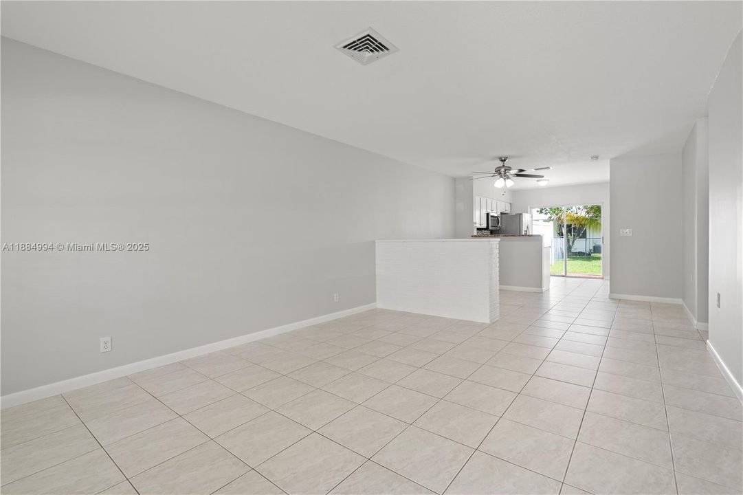 Recientemente alquilado: $2,200 (2 camas, 1 baños, 2468 Pies cuadrados)