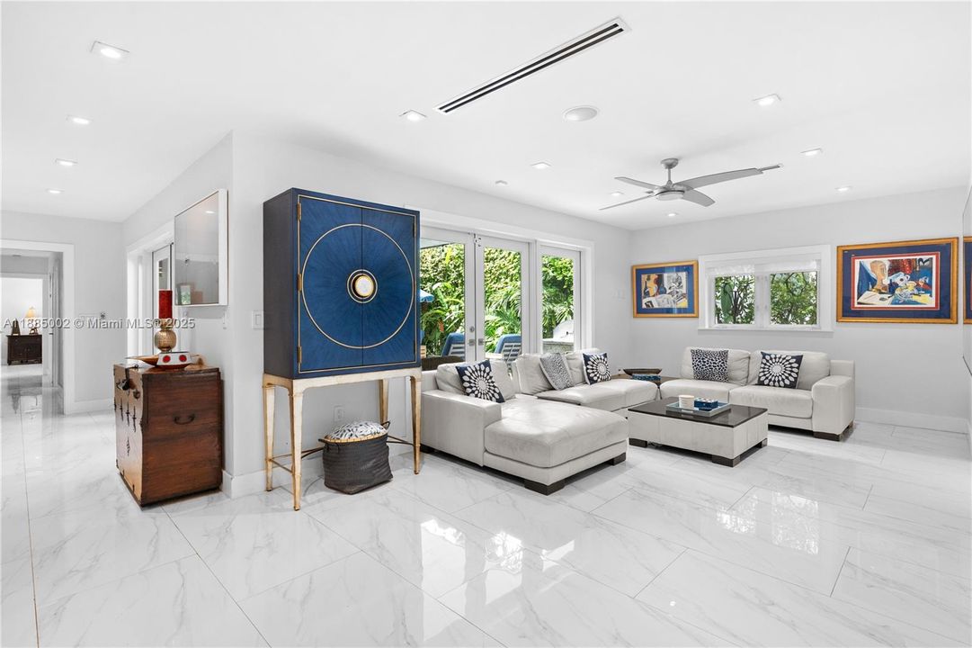 合同活跃: $1,749,000 (3 贝兹, 2 浴室, 1784 平方英尺)