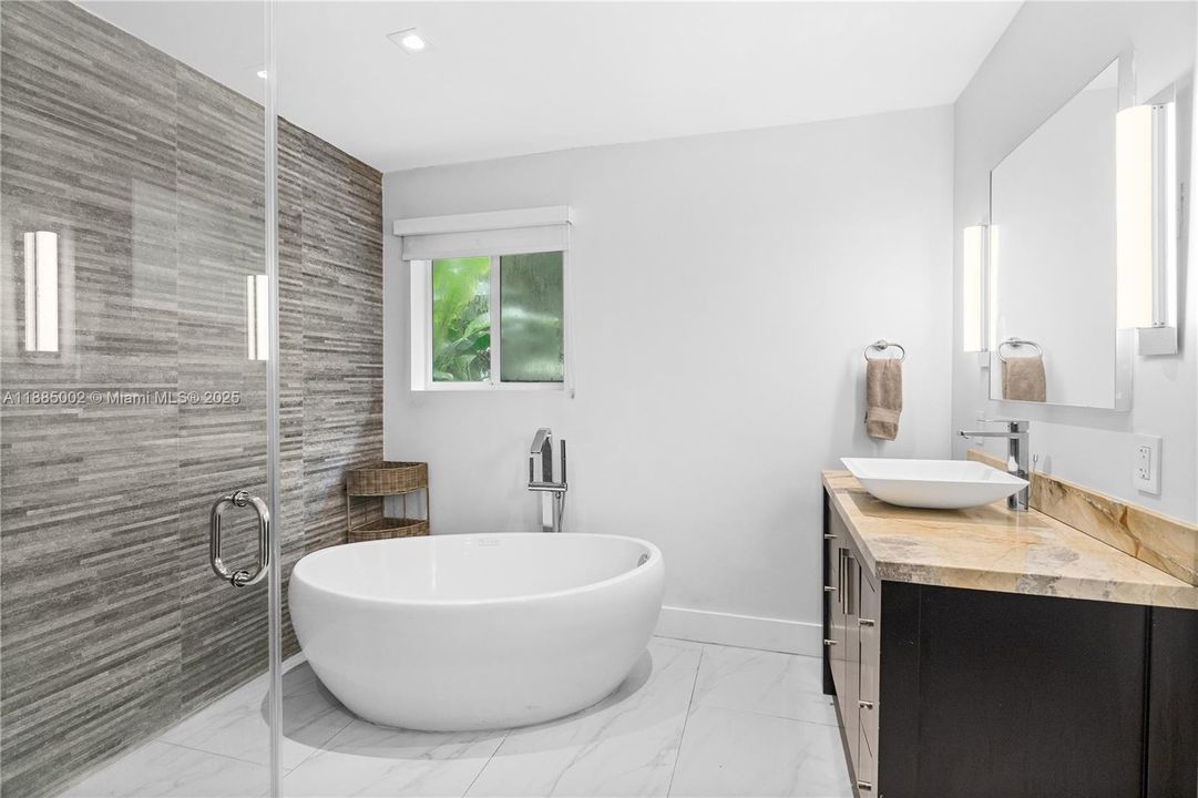 合同活跃: $1,749,000 (3 贝兹, 2 浴室, 1784 平方英尺)