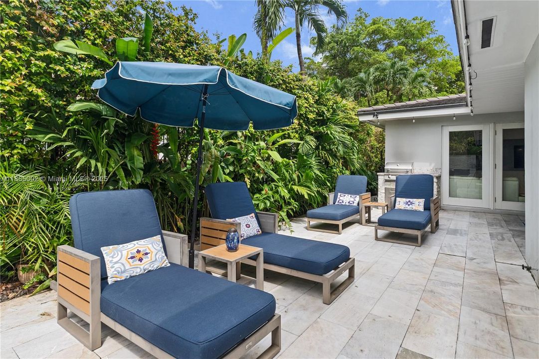 合同活跃: $1,749,000 (3 贝兹, 2 浴室, 1784 平方英尺)