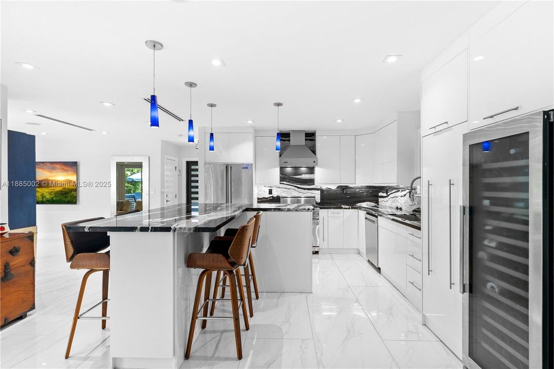 合同活跃: $1,749,000 (3 贝兹, 2 浴室, 1784 平方英尺)