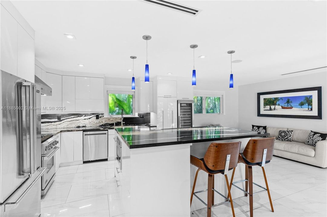 合同活跃: $1,749,000 (3 贝兹, 2 浴室, 1784 平方英尺)