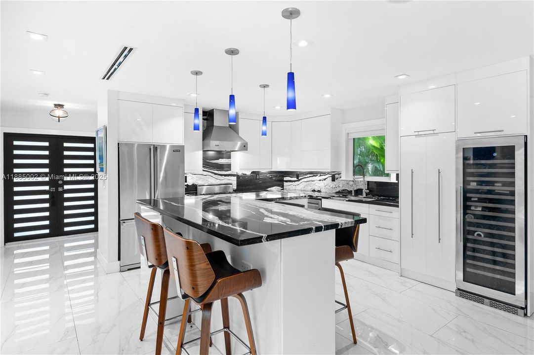 合同活跃: $1,749,000 (3 贝兹, 2 浴室, 1784 平方英尺)