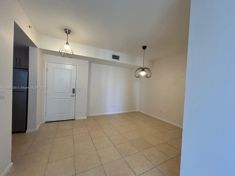 最近租的: $3,400 (2 贝兹, 2 浴室, 1246 平方英尺)