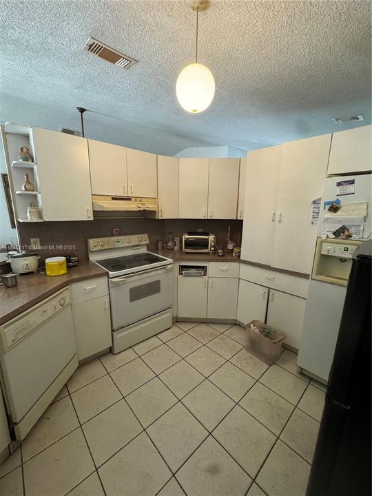 Active With Contract: $420,000 (3 beds, 2 baths, 1328 Square Feet)