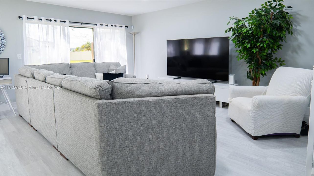 合同活跃: $559,900 (3 贝兹, 2 浴室, 1648 平方英尺)