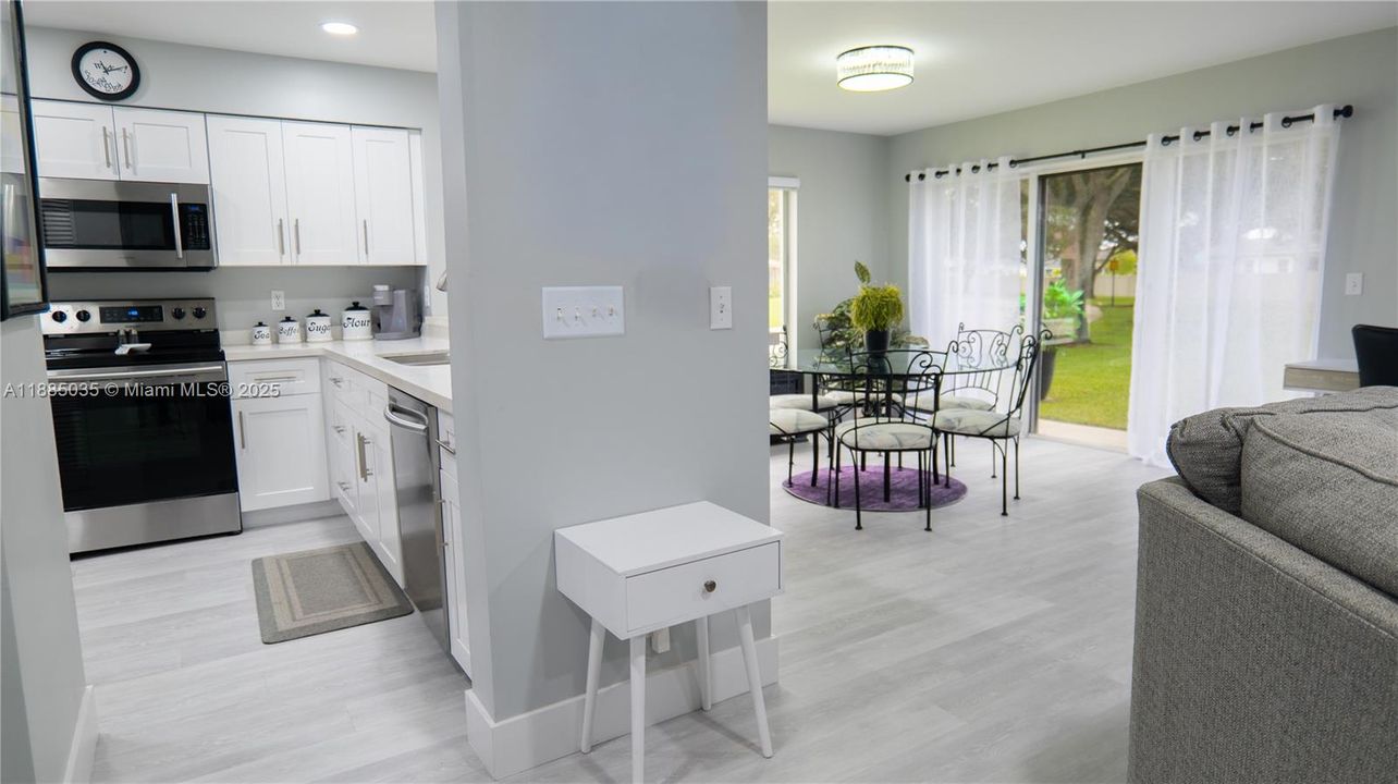 合同活跃: $559,900 (3 贝兹, 2 浴室, 1648 平方英尺)