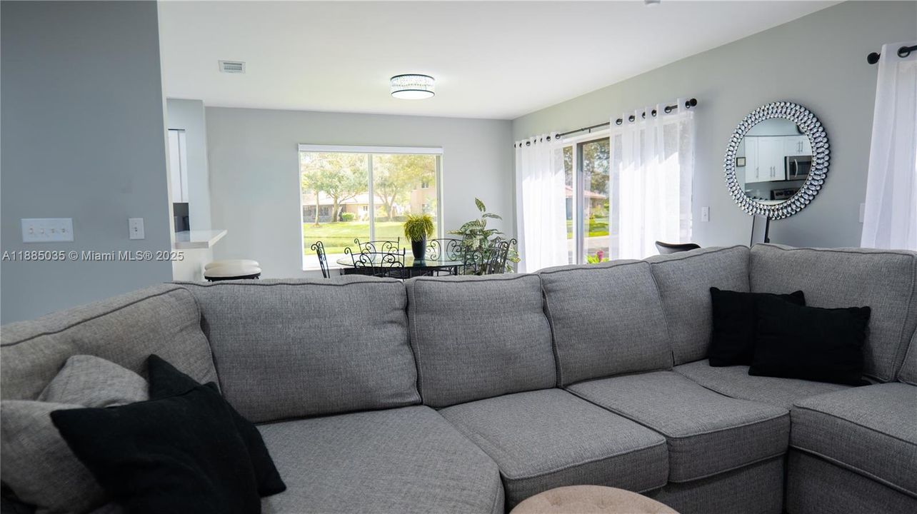 合同活跃: $559,900 (3 贝兹, 2 浴室, 1648 平方英尺)