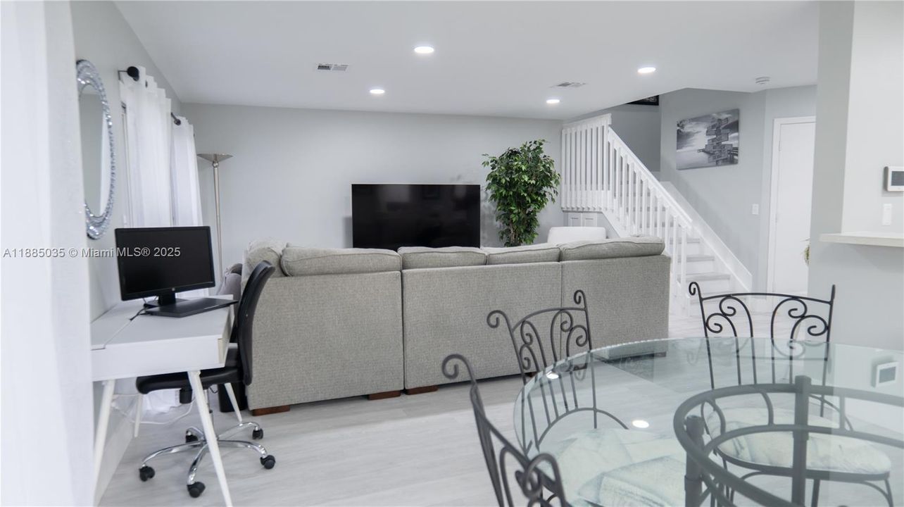 合同活跃: $559,900 (3 贝兹, 2 浴室, 1648 平方英尺)