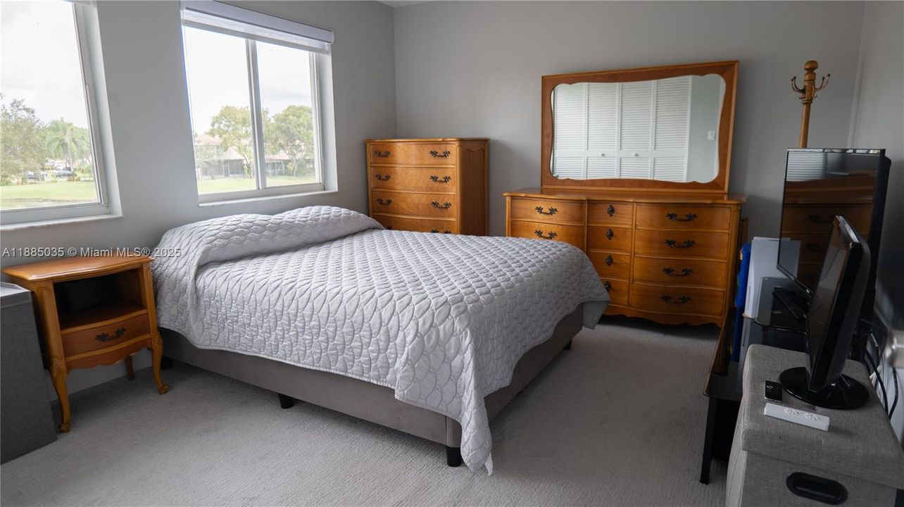 合同活跃: $559,900 (3 贝兹, 2 浴室, 1648 平方英尺)