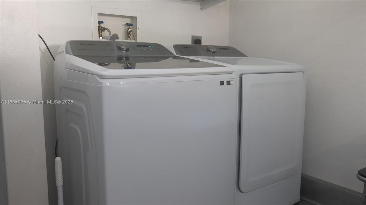 合同活跃: $559,900 (3 贝兹, 2 浴室, 1648 平方英尺)