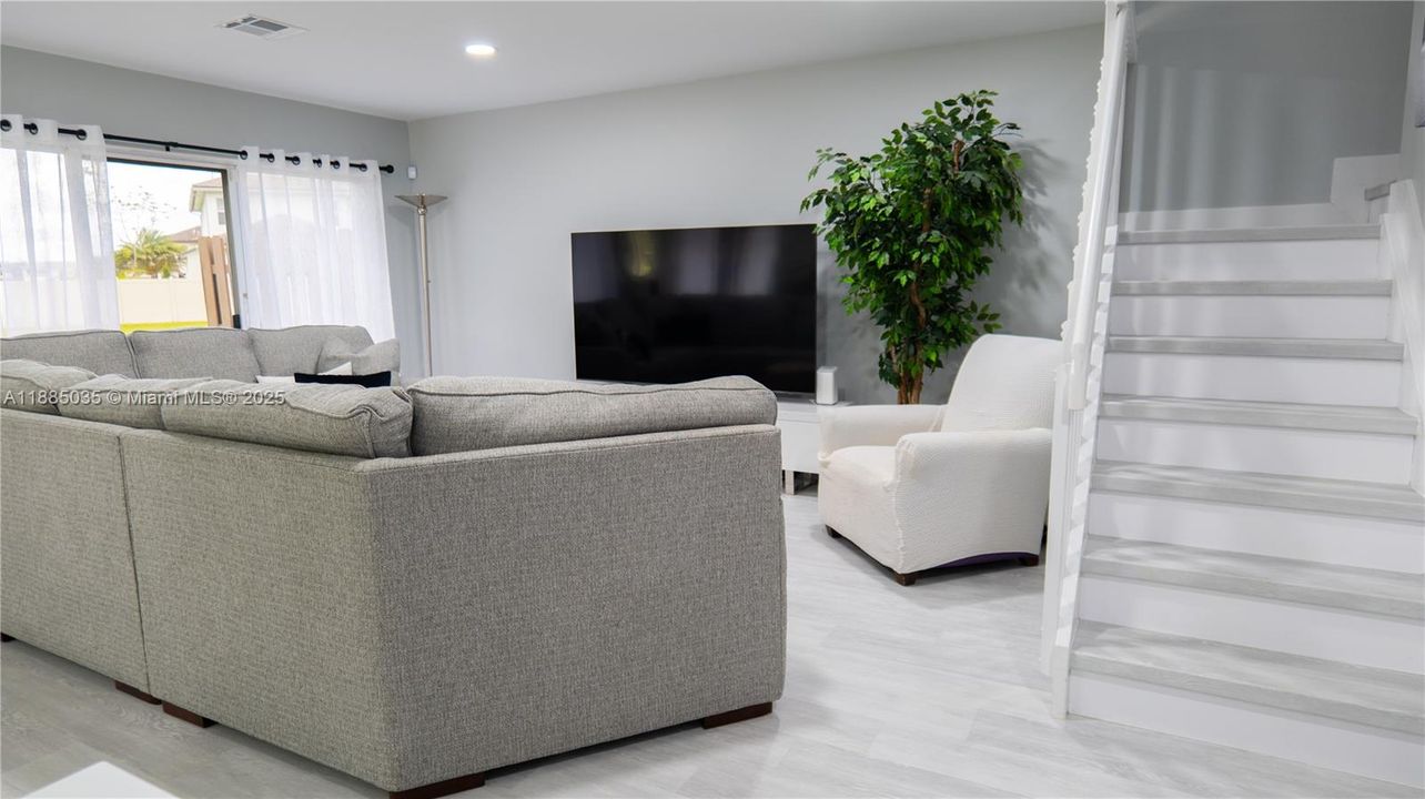 合同活跃: $559,900 (3 贝兹, 2 浴室, 1648 平方英尺)