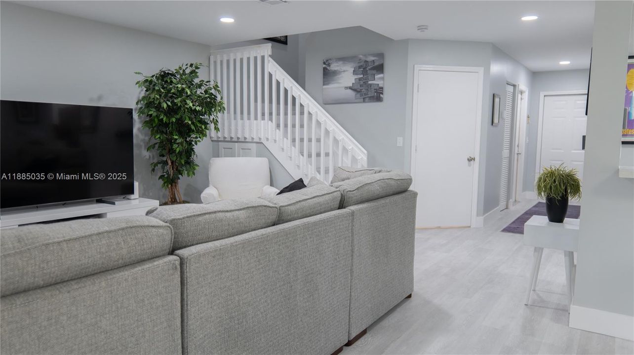 合同活跃: $559,900 (3 贝兹, 2 浴室, 1648 平方英尺)