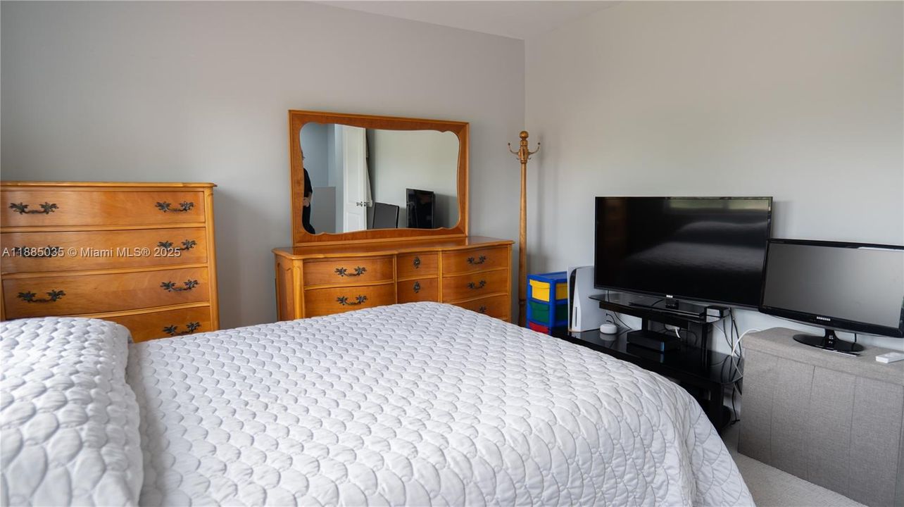 合同活跃: $559,900 (3 贝兹, 2 浴室, 1648 平方英尺)