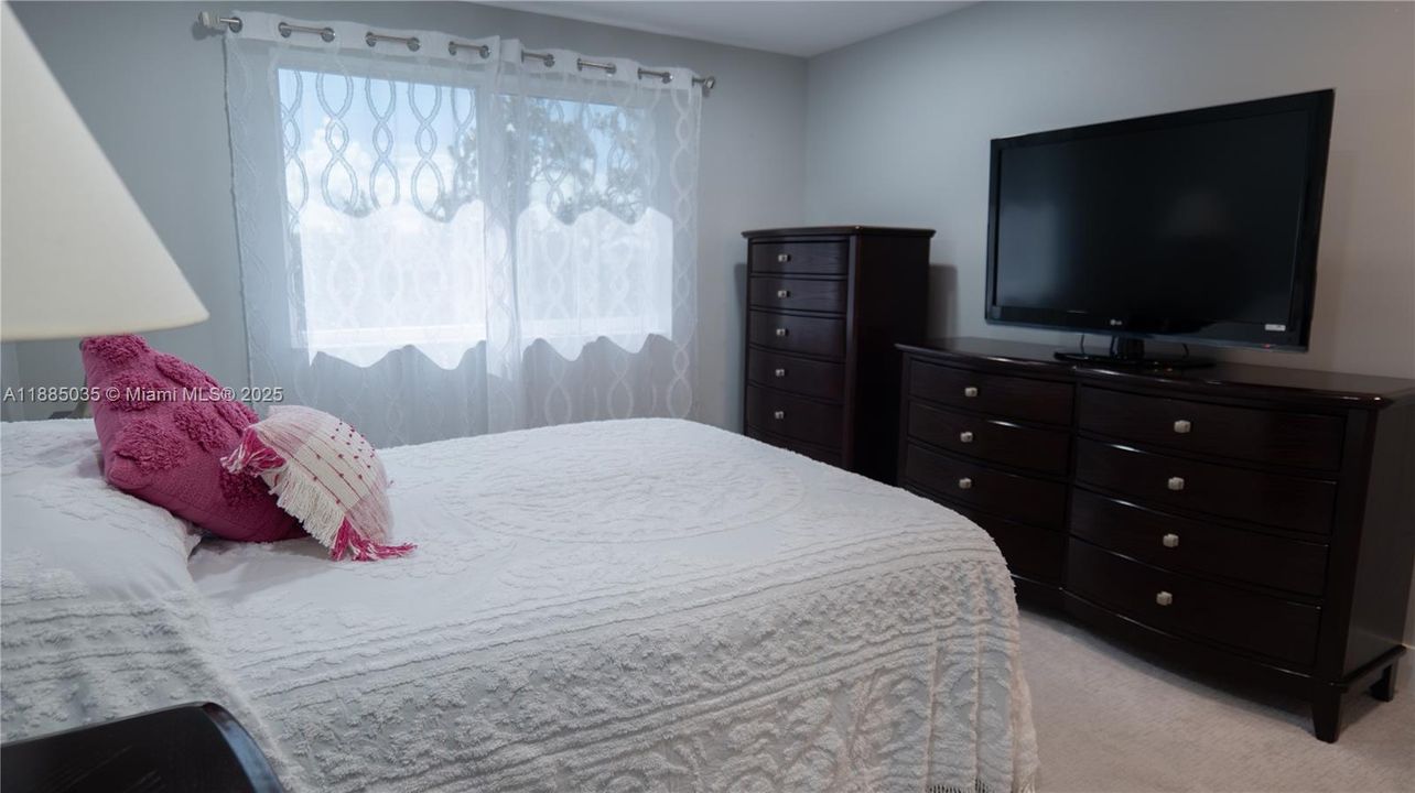 合同活跃: $559,900 (3 贝兹, 2 浴室, 1648 平方英尺)