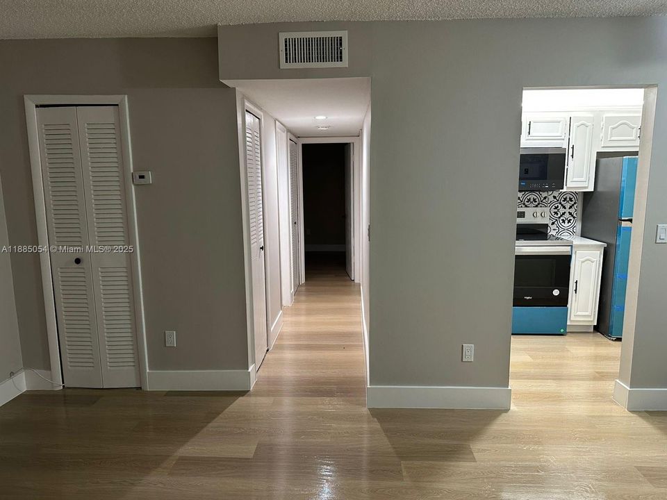 待售: $239,000 (2 贝兹, 1 浴室, 706 平方英尺)