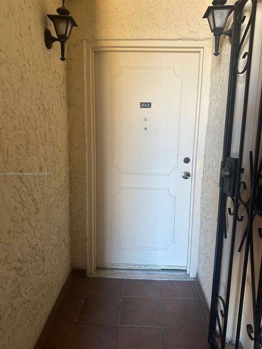 待售: $239,000 (2 贝兹, 1 浴室, 706 平方英尺)