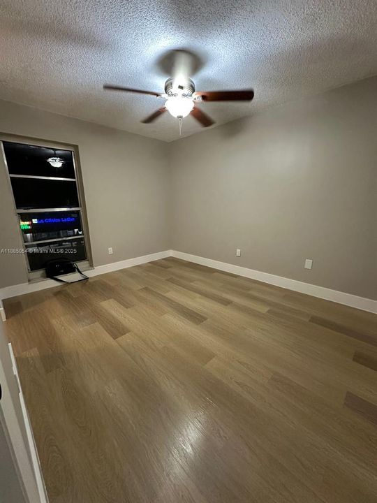 待售: $239,000 (2 贝兹, 1 浴室, 706 平方英尺)