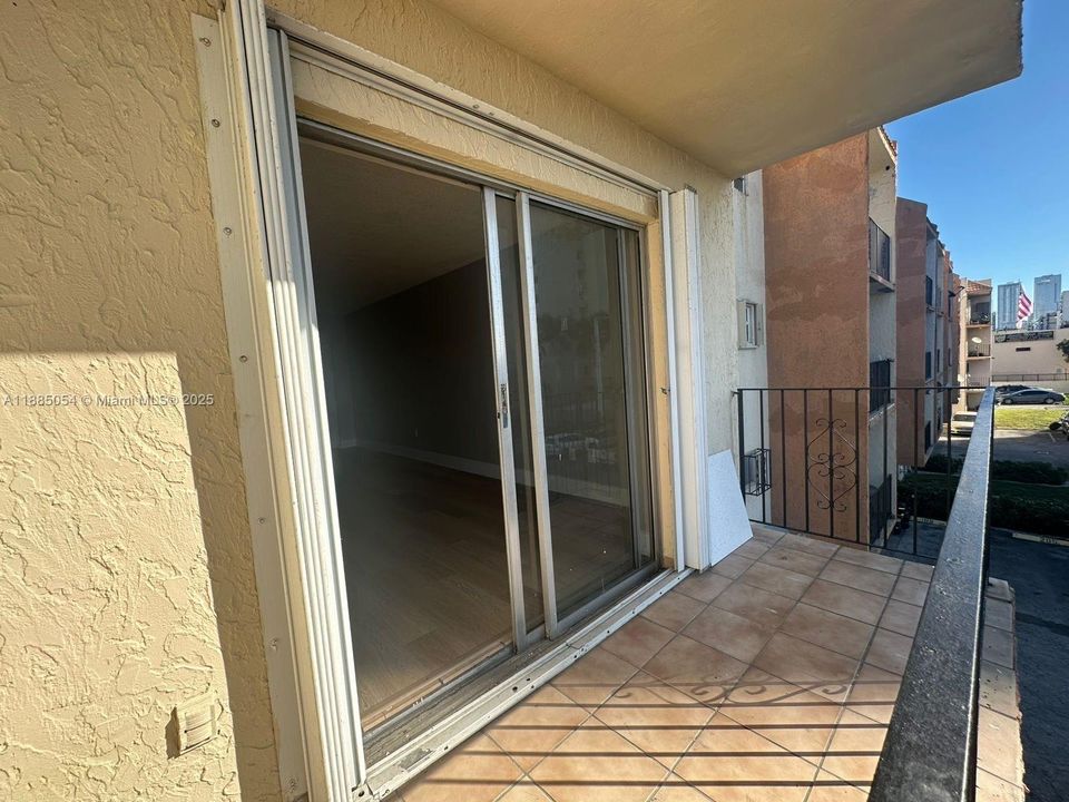 待售: $239,000 (2 贝兹, 1 浴室, 706 平方英尺)