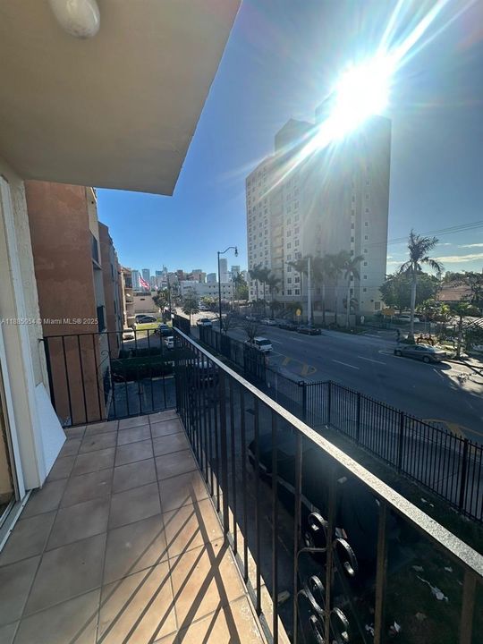 待售: $239,000 (2 贝兹, 1 浴室, 706 平方英尺)