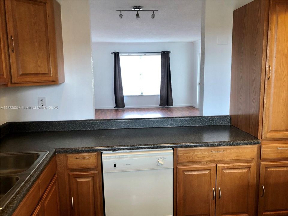 Active With Contract: $1,650 (1 beds, 1 baths, 741 Square Feet)