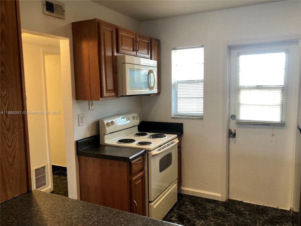 Active With Contract: $1,650 (1 beds, 1 baths, 741 Square Feet)