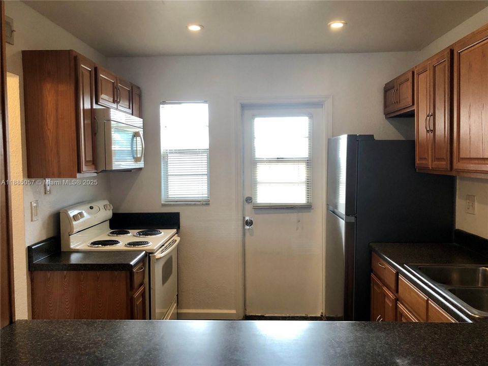 Active With Contract: $1,650 (1 beds, 1 baths, 741 Square Feet)