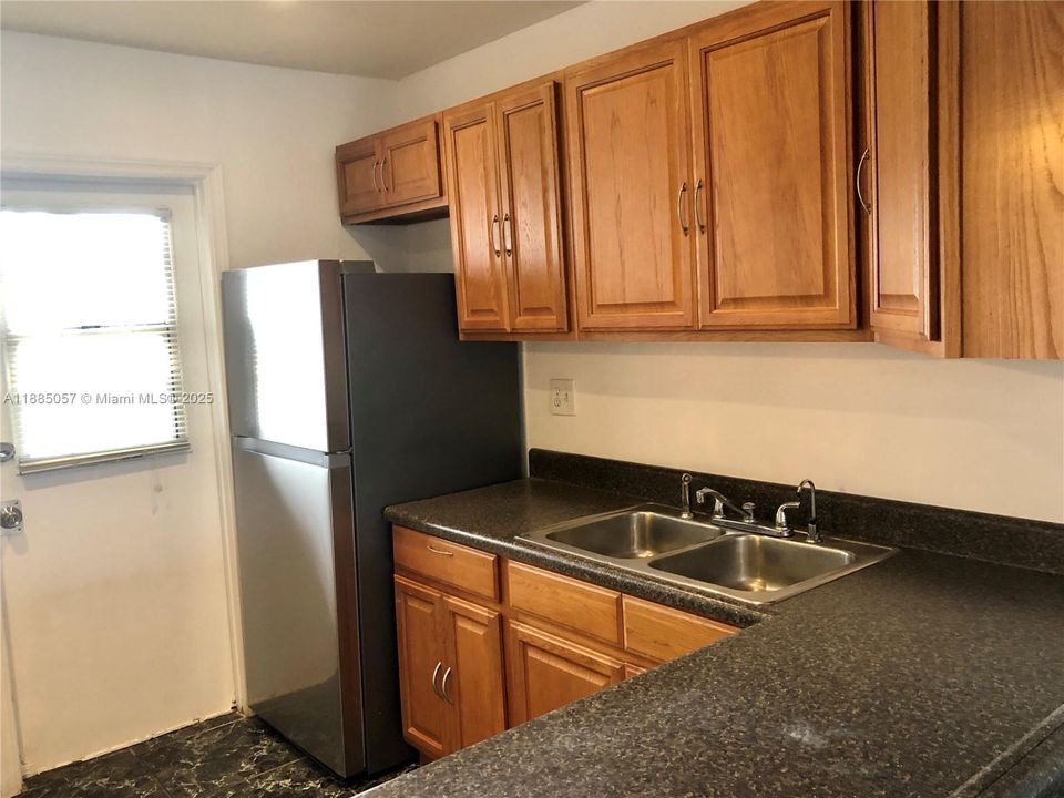 Active With Contract: $1,650 (1 beds, 1 baths, 741 Square Feet)