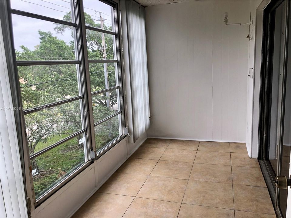 Active With Contract: $1,650 (1 beds, 1 baths, 741 Square Feet)