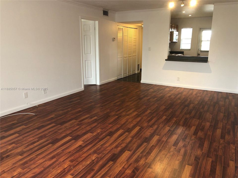 Active With Contract: $1,650 (1 beds, 1 baths, 741 Square Feet)