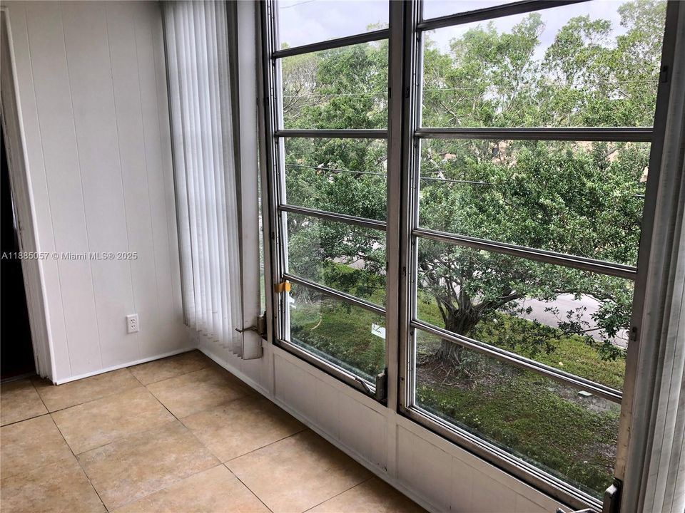 Active With Contract: $1,650 (1 beds, 1 baths, 741 Square Feet)