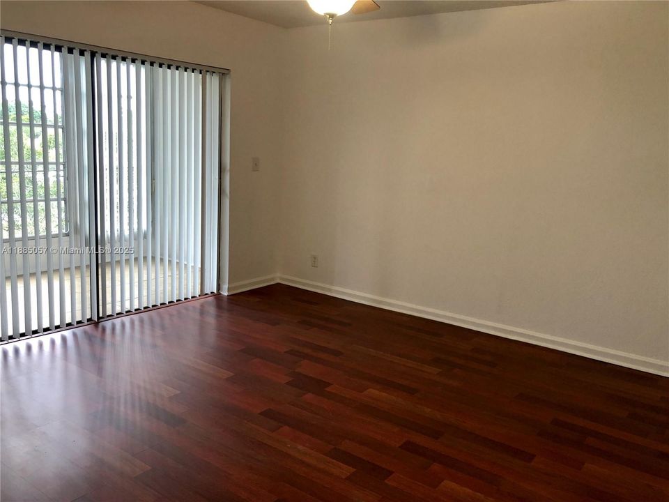 Active With Contract: $1,650 (1 beds, 1 baths, 741 Square Feet)