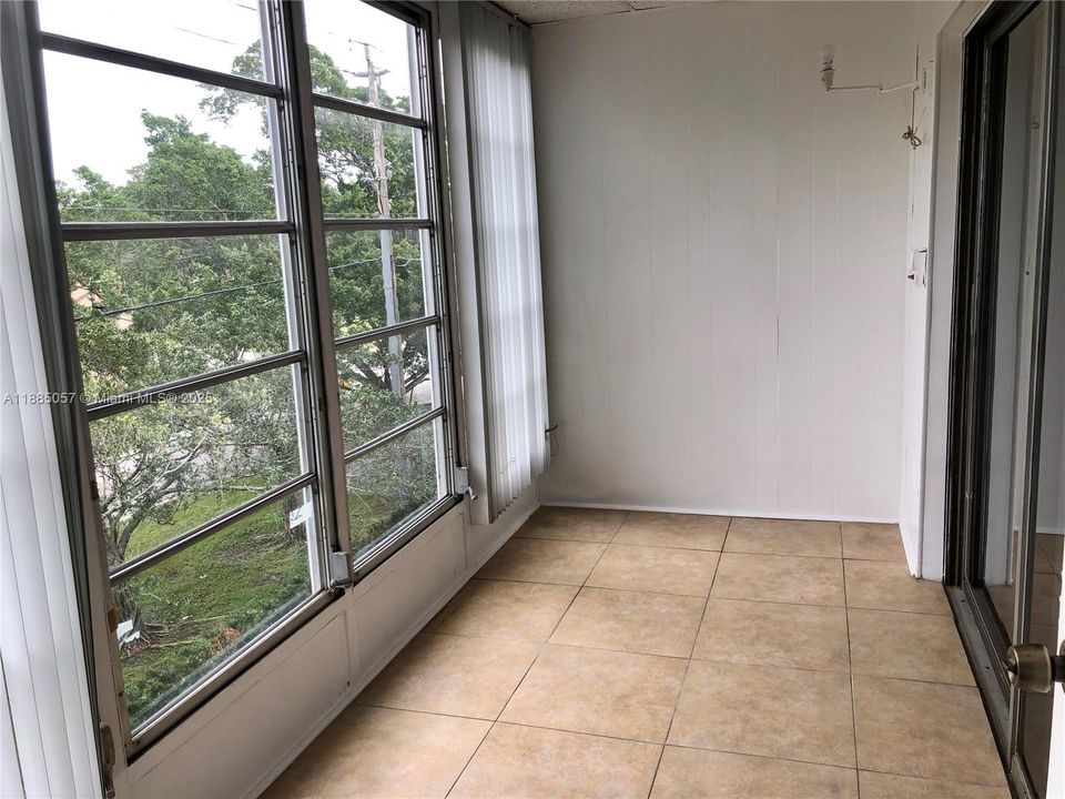 Active With Contract: $1,650 (1 beds, 1 baths, 741 Square Feet)