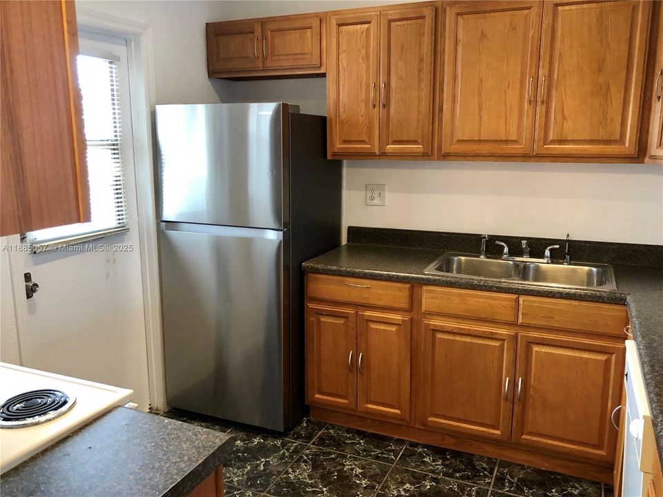 Active With Contract: $1,650 (1 beds, 1 baths, 741 Square Feet)