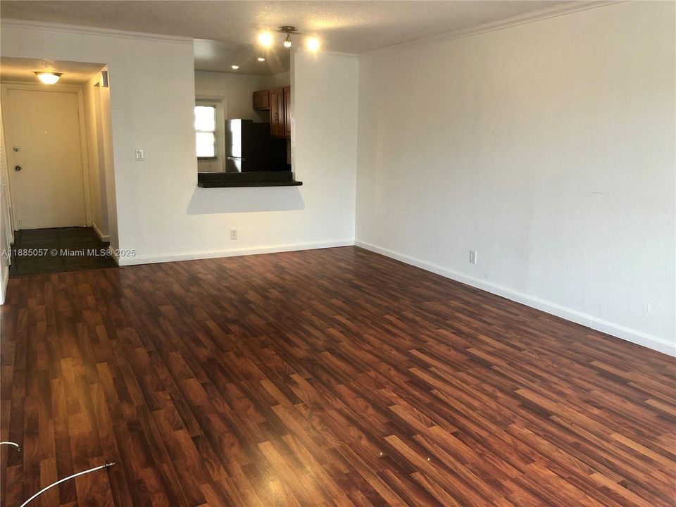 Active With Contract: $1,650 (1 beds, 1 baths, 741 Square Feet)