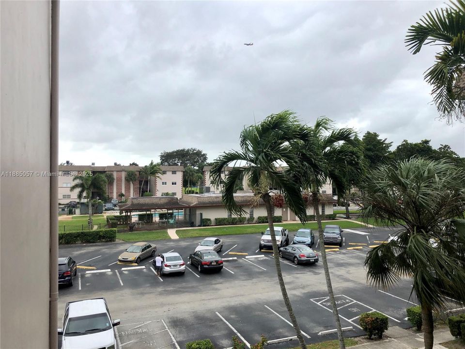 Active With Contract: $1,650 (1 beds, 1 baths, 741 Square Feet)