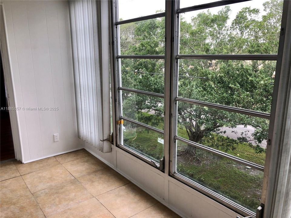 Active With Contract: $1,650 (1 beds, 1 baths, 741 Square Feet)