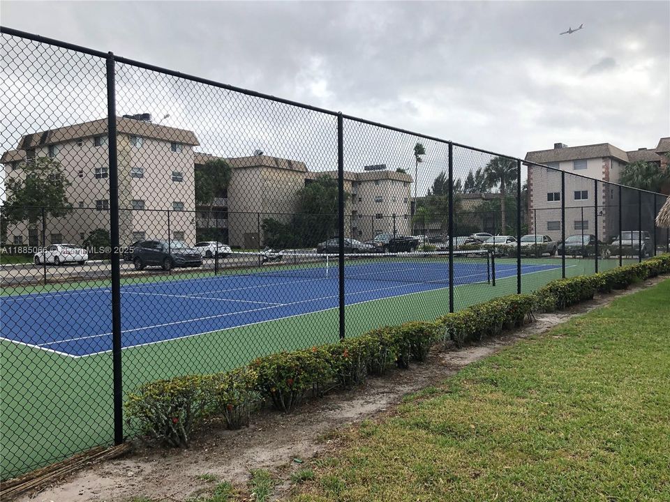 For Sale: $179,000 (1 beds, 1 baths, 741 Square Feet)