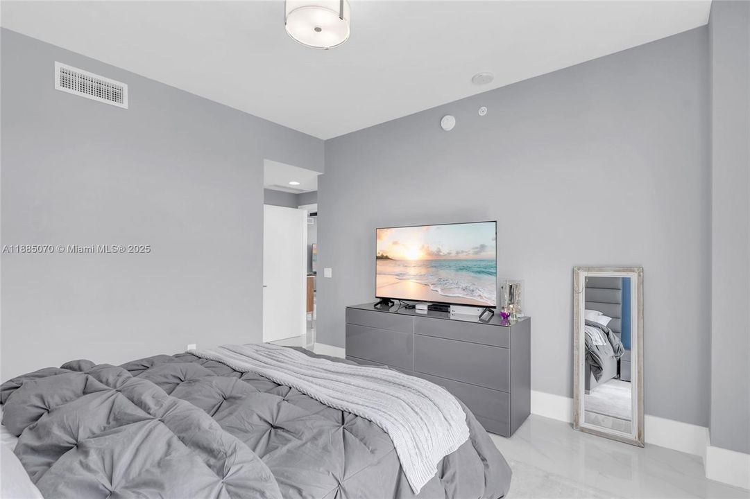 For Sale: $1,390,000 (2 beds, 2 baths, 1958 Square Feet)