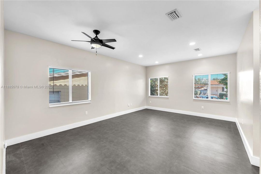 Activo con contrato: $849,000 (4 camas, 2 baños, 1675 Pies cuadrados)