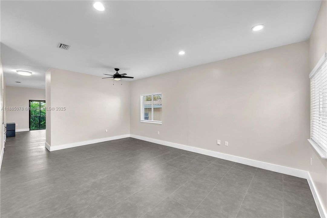 Activo con contrato: $849,000 (4 camas, 2 baños, 1675 Pies cuadrados)