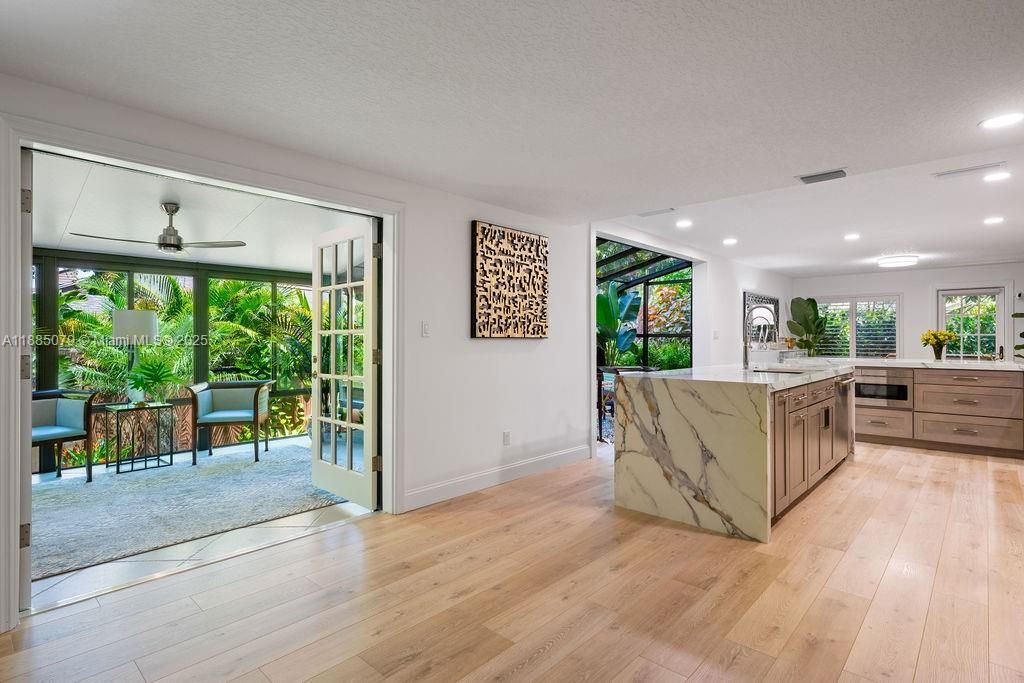 En Venta: $1,095,000 (3 camas, 2 baños, 2590 Pies cuadrados)