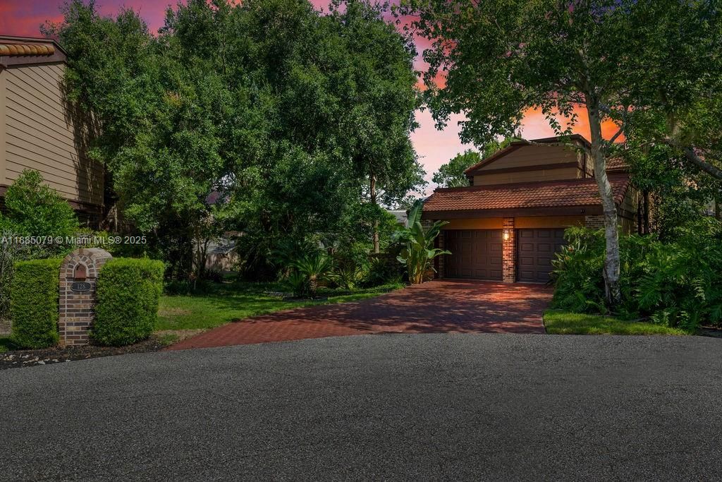 En Venta: $1,095,000 (3 camas, 2 baños, 2590 Pies cuadrados)