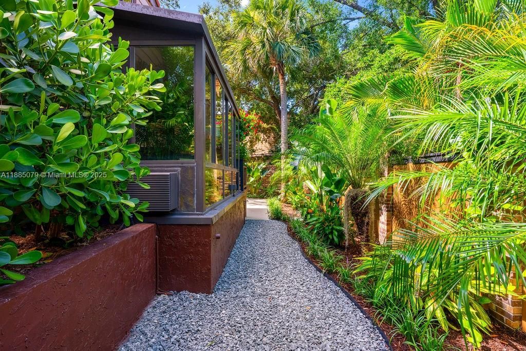 En Venta: $1,095,000 (3 camas, 2 baños, 2590 Pies cuadrados)