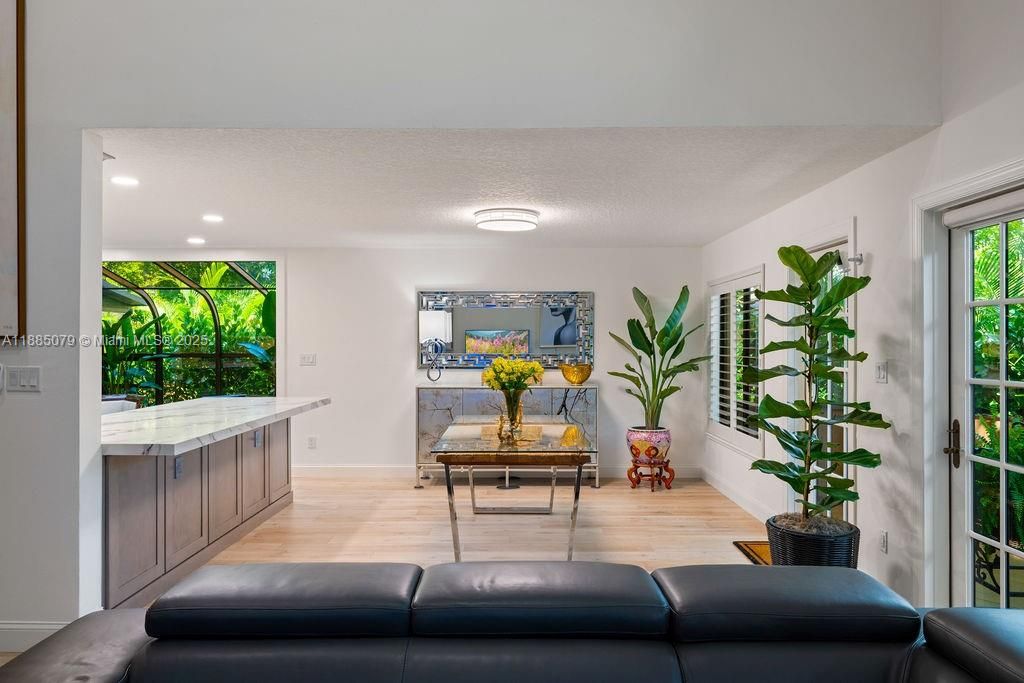 En Venta: $1,095,000 (3 camas, 2 baños, 2590 Pies cuadrados)