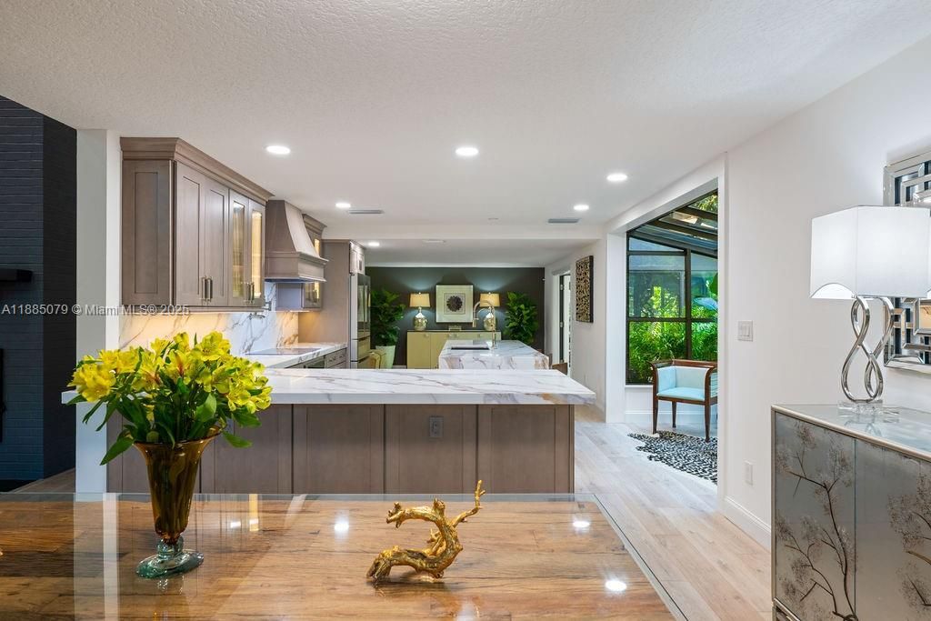 En Venta: $1,095,000 (3 camas, 2 baños, 2590 Pies cuadrados)