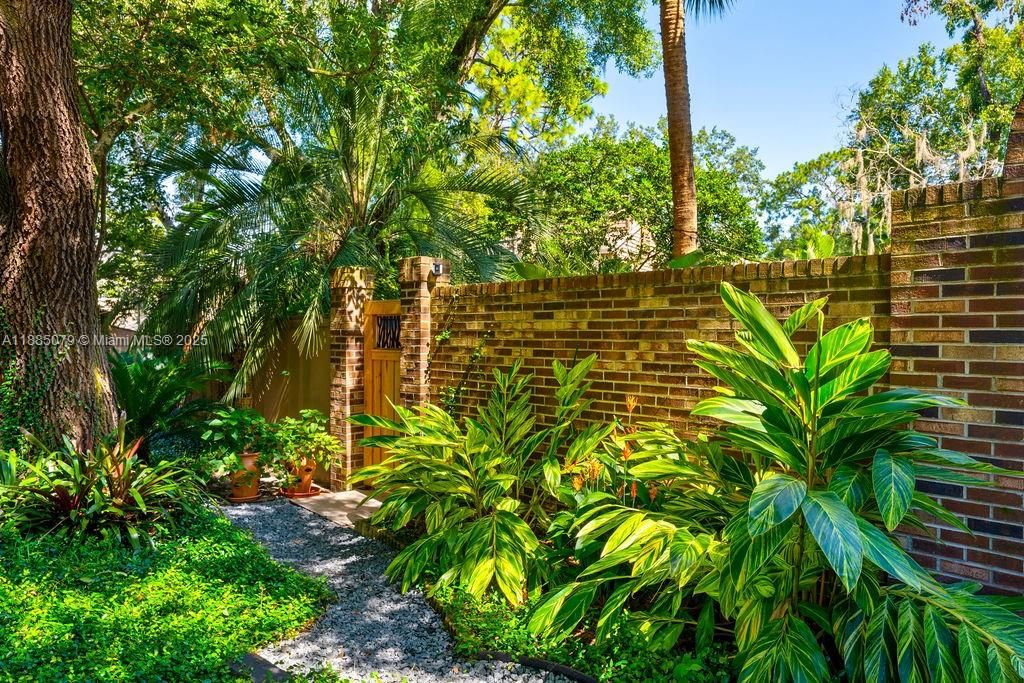 En Venta: $1,095,000 (3 camas, 2 baños, 2590 Pies cuadrados)