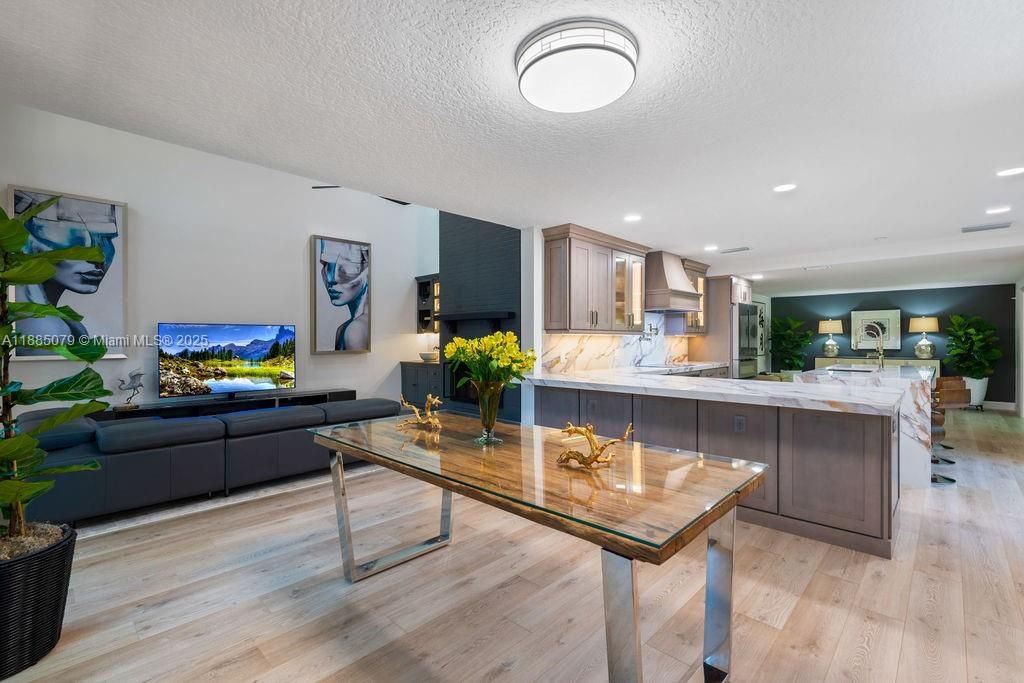 En Venta: $1,095,000 (3 camas, 2 baños, 2590 Pies cuadrados)