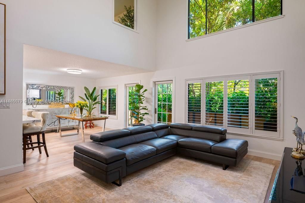 En Venta: $1,095,000 (3 camas, 2 baños, 2590 Pies cuadrados)