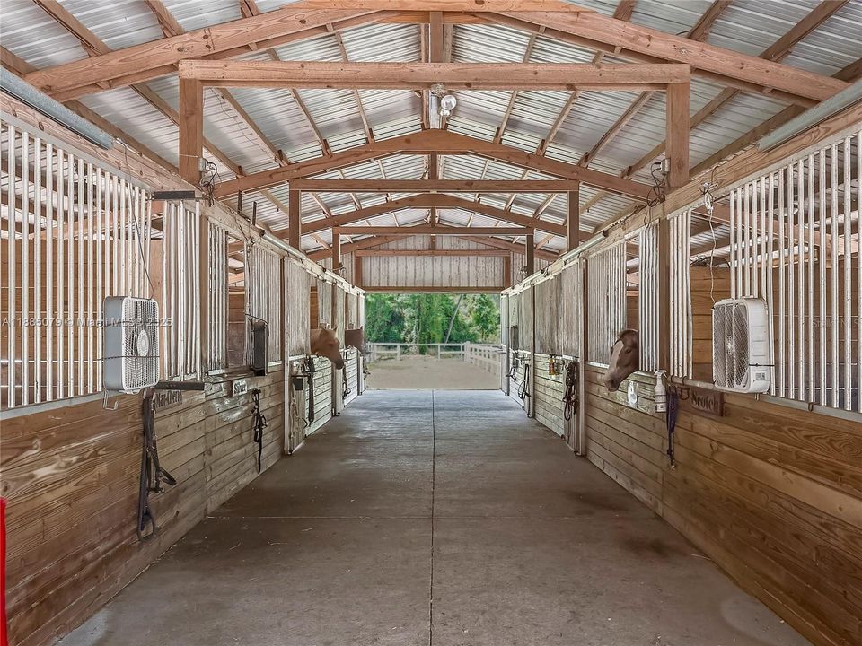 En Venta: $1,095,000 (3 camas, 2 baños, 2590 Pies cuadrados)